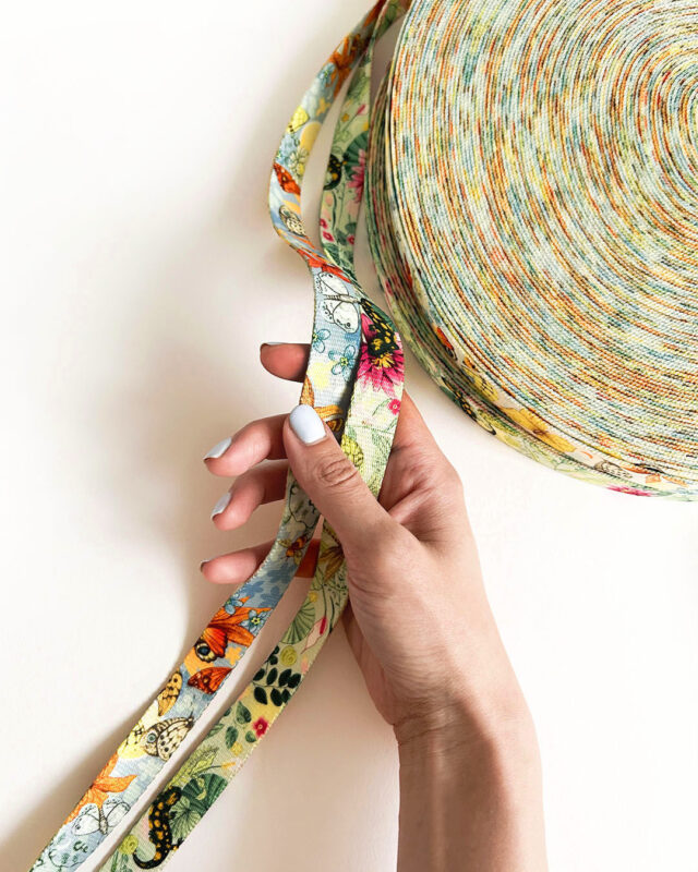 5 ręka trzymająca taśmy nośne ze wzorami