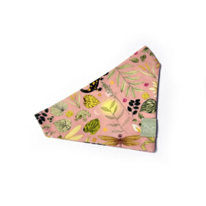 różowa bandanka w ważki i rośliny