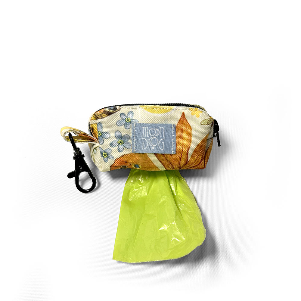 beżowa torebeczka na woreczki przypianna do smyczy