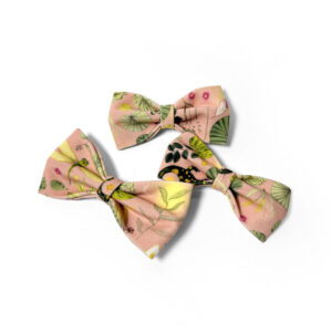 różowe muszki dla psa w kwiaty