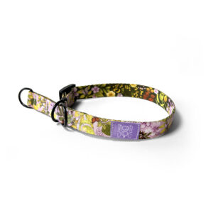 fioletowa obroża w kolorowe motywy roslinne z czarnymi okuciami