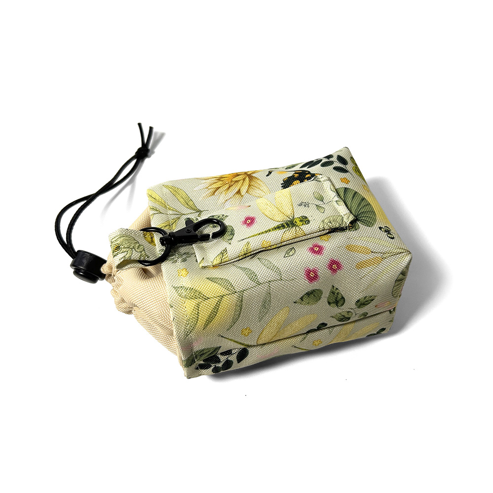 botaniczny wzór na saszetce treningowe dla psów