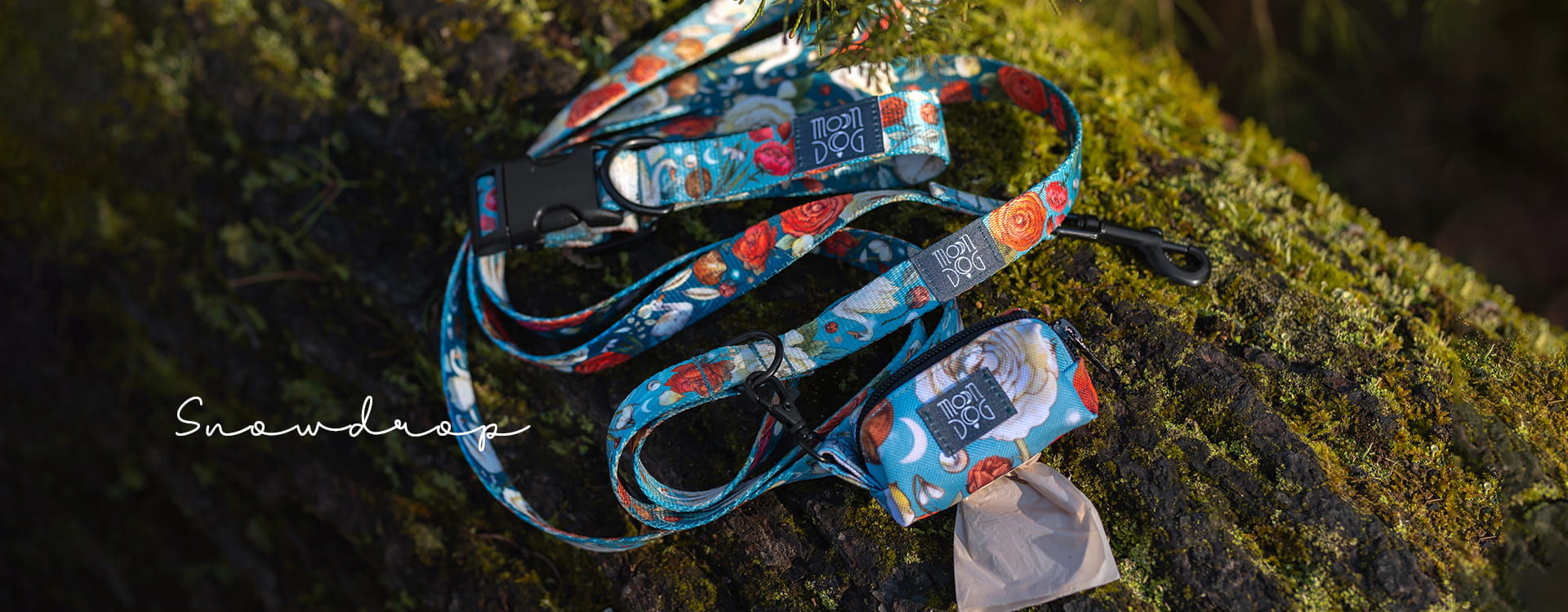 niebieski komplet spacerowy dla psa z etui na woreczki w naturze