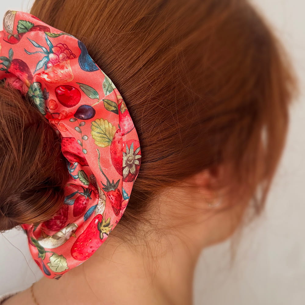 Satynowa scrunchie BERRIES CORAL - obrazek 2