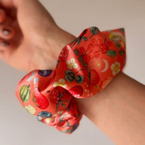Satynowa scrunchie BERRIES CORAL - obrazek 3