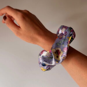 Satynowa scrunchie FLOWERBED IRIS - obrazek 3