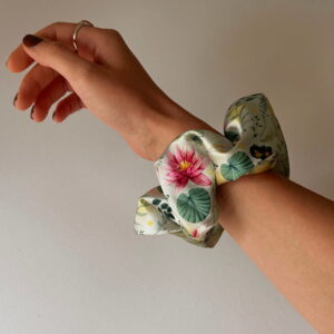 Satynowa scrunchie LAKESIDE SAGE - obrazek 3