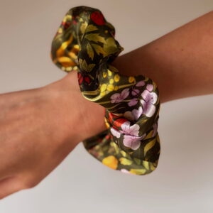 Satynowa scrunchie SEPTEMBER EVERGREEN - obrazek 3